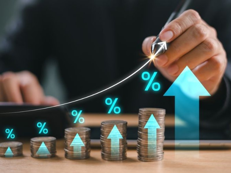 Hình ảnh bàn Baccarat với các lá bài và chip cược